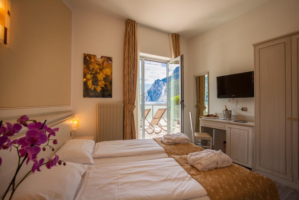 Hotel Lido Blu - Surf & Bike Torbole Sul Garda Buitenkant foto