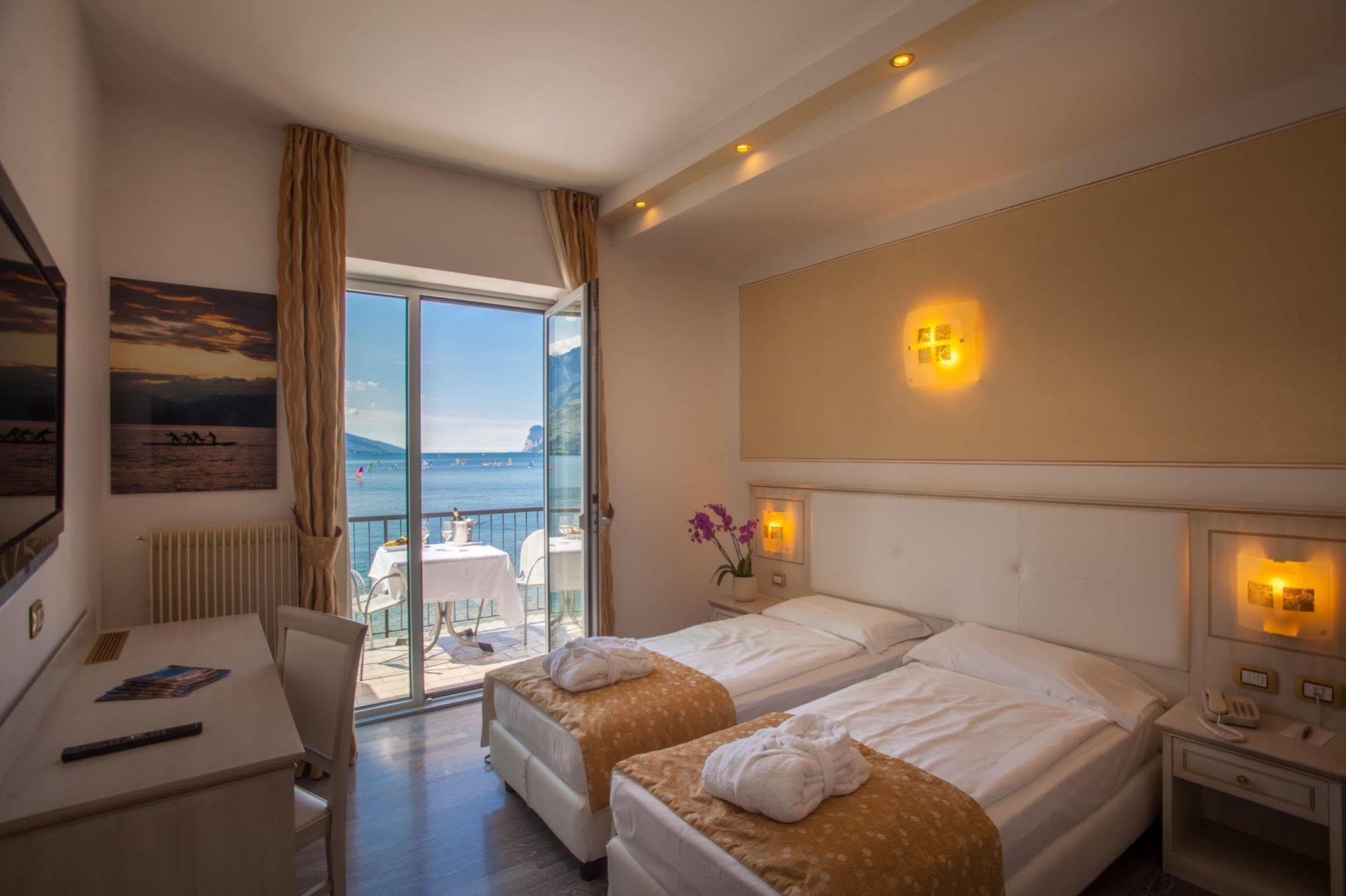 Hotel Lido Blu - Surf & Bike Torbole Sul Garda Buitenkant foto