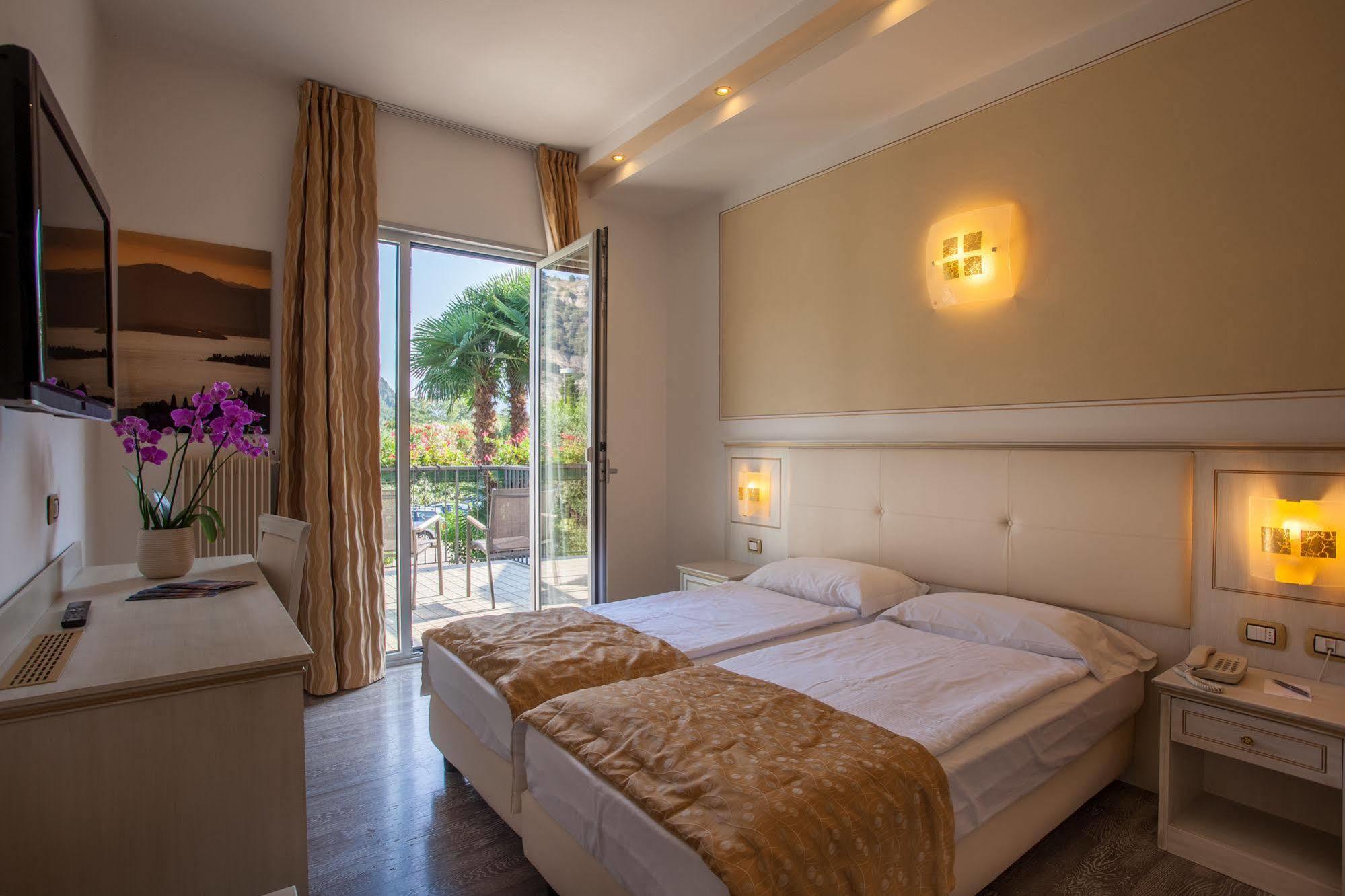 Hotel Lido Blu - Surf & Bike Torbole Sul Garda Buitenkant foto